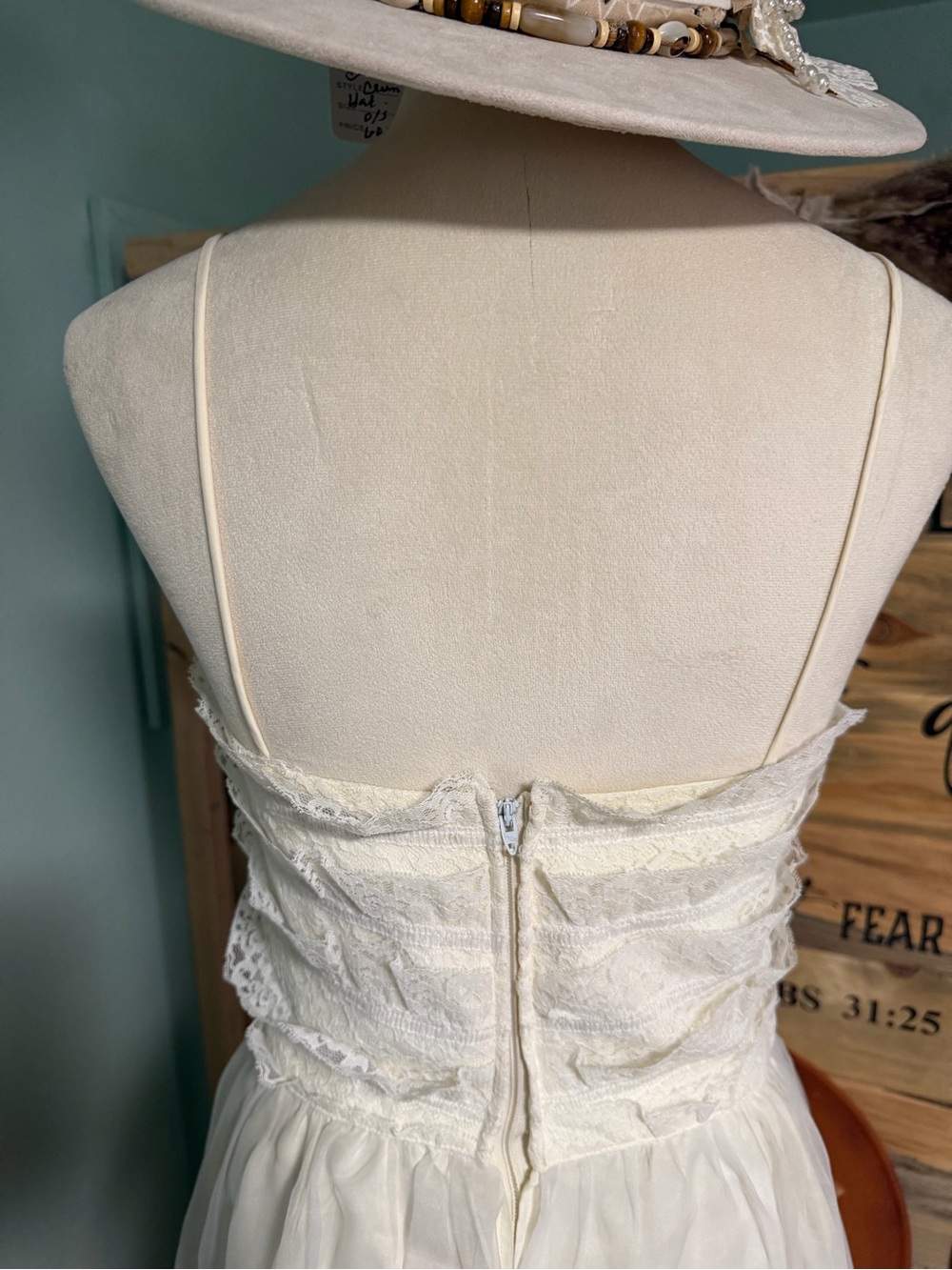Beautiful VINTAGE CRÈME DRESS - Picture 5 of 15